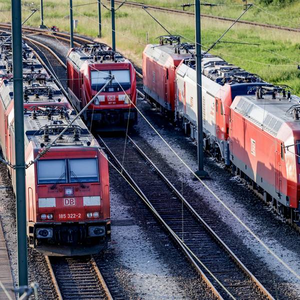 Lokomotiven stehen aufgereiht auf den Gleisen des Rangierbahnhofs Maschen.