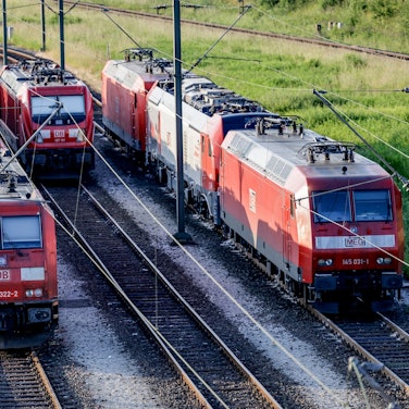 Lokomotiven stehen aufgereiht auf den Gleisen des Rangierbahnhofs Maschen.