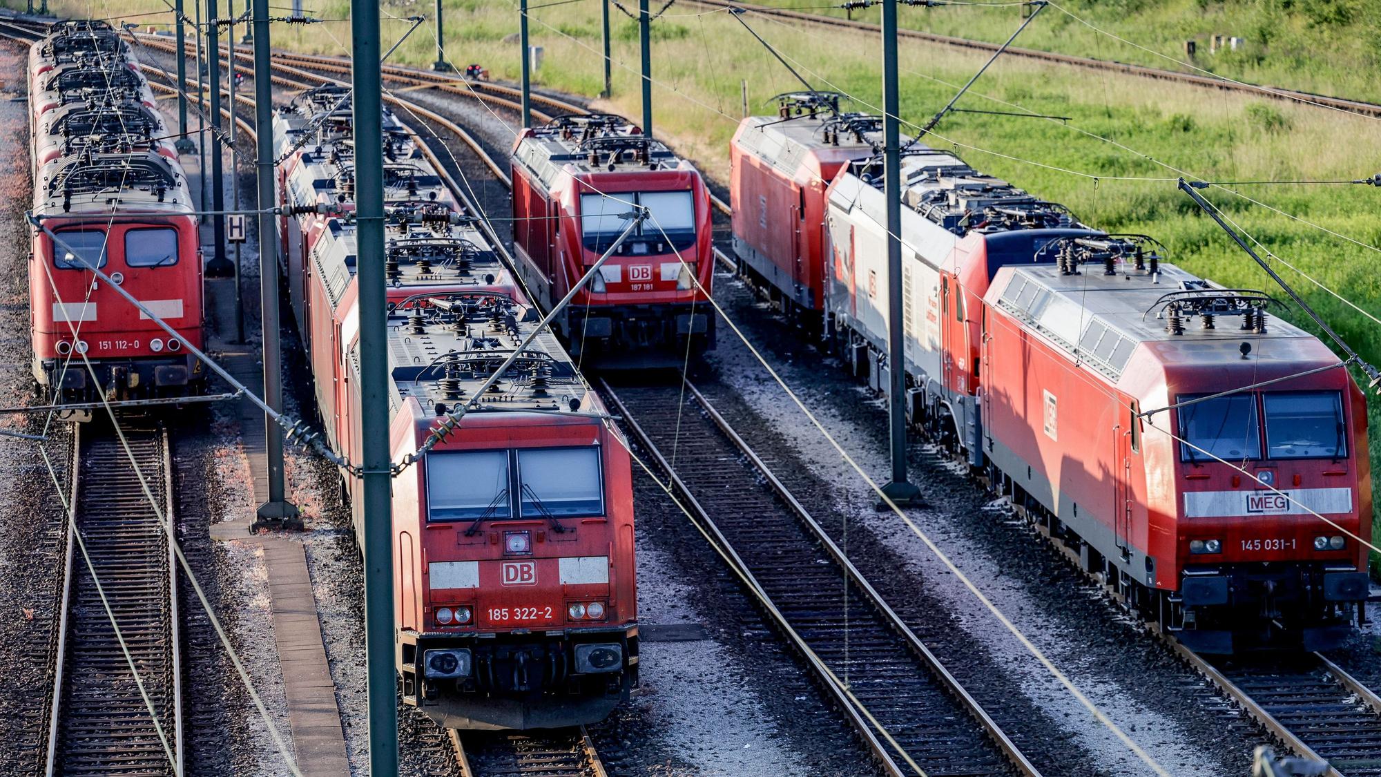 Lokomotiven stehen aufgereiht auf den Gleisen des Rangierbahnhofs Maschen.