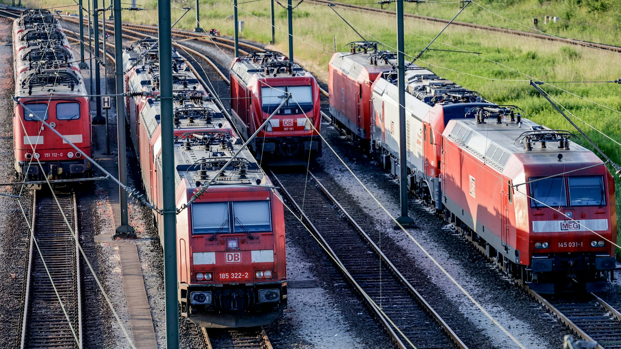 Lokomotiven stehen aufgereiht auf den Gleisen des Rangierbahnhofs Maschen.