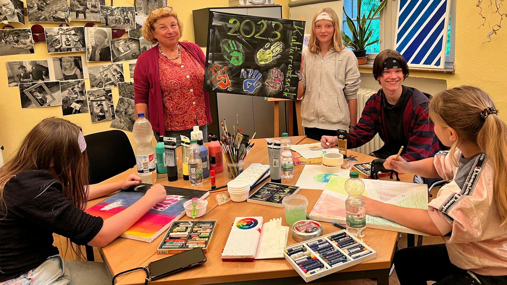 „Kulturrucksack“ in Wiesdorf: Elaina (12, v.l.), Gastführerin Ellen Lorentz, Leonie (12), Nico (14) und Isa (10).