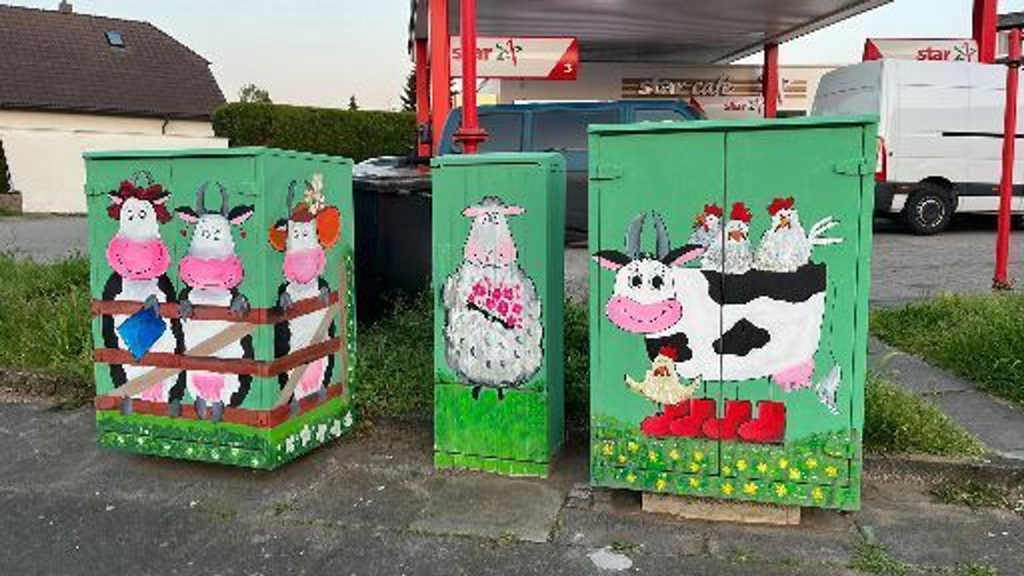 Bemalte Kästen an der Straße
