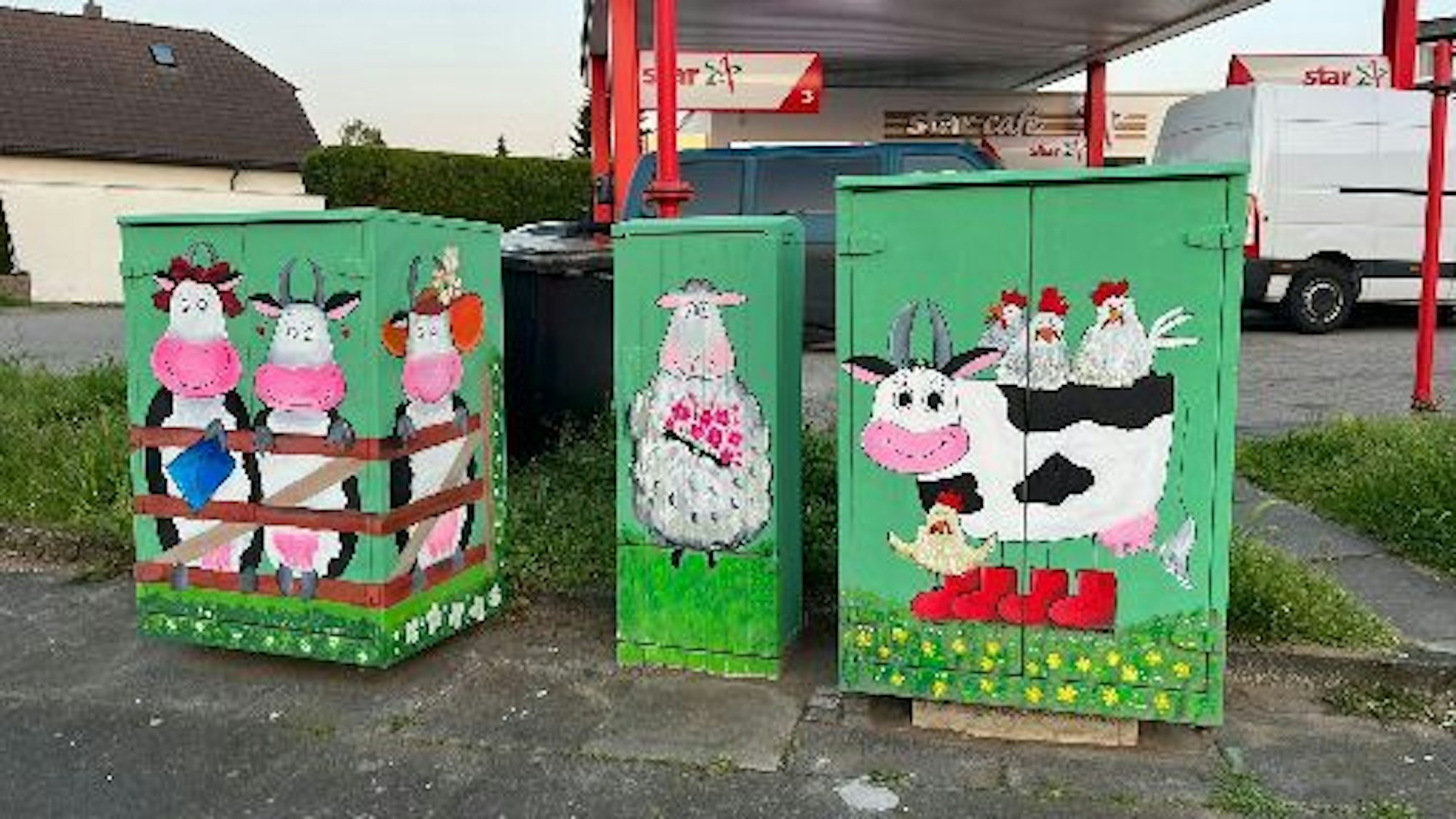 Bemalte Kästen an der Straße