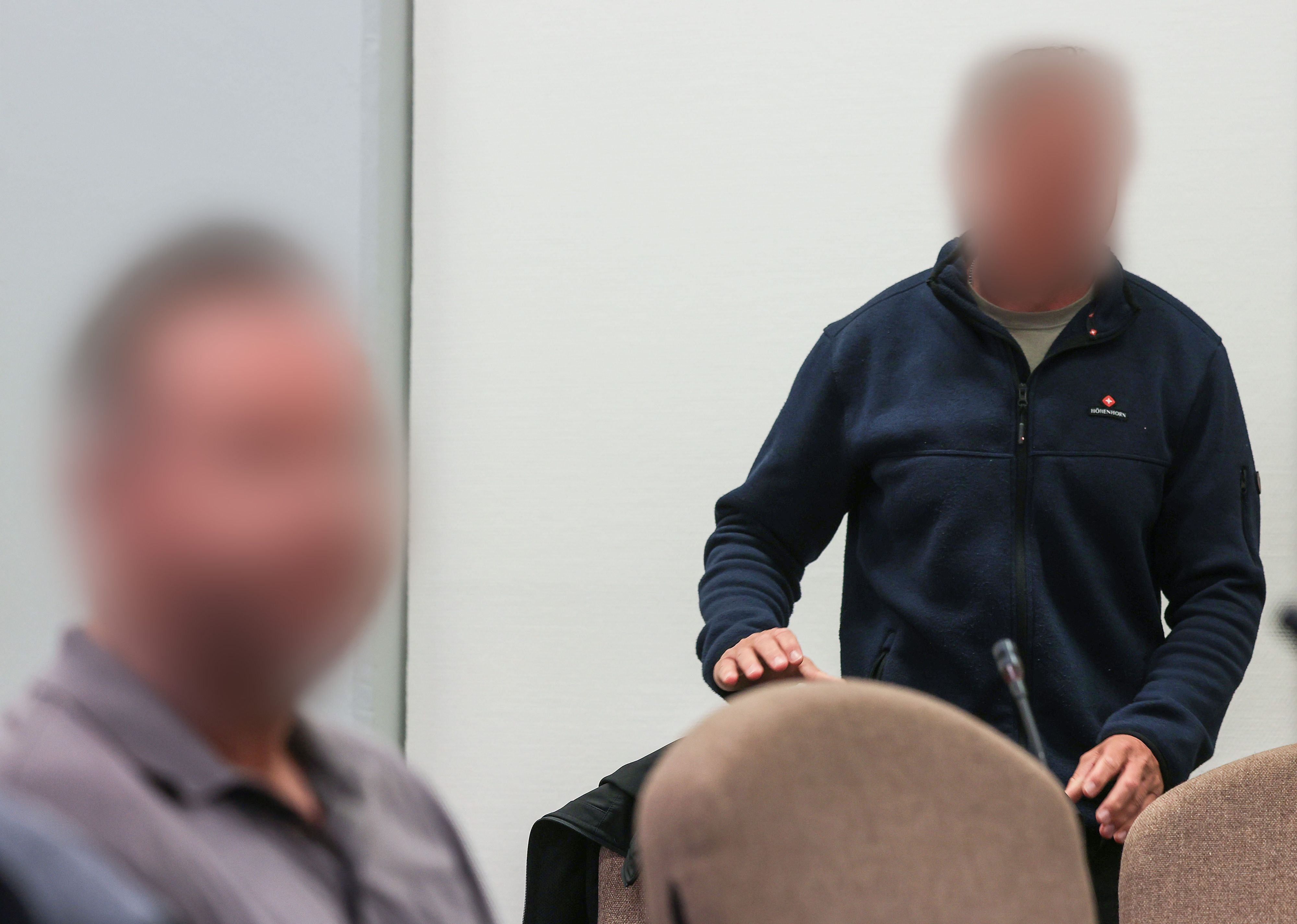 Die beiden Angeklagten kurz vor der Urteilsverkündung im Kölner Landgericht.