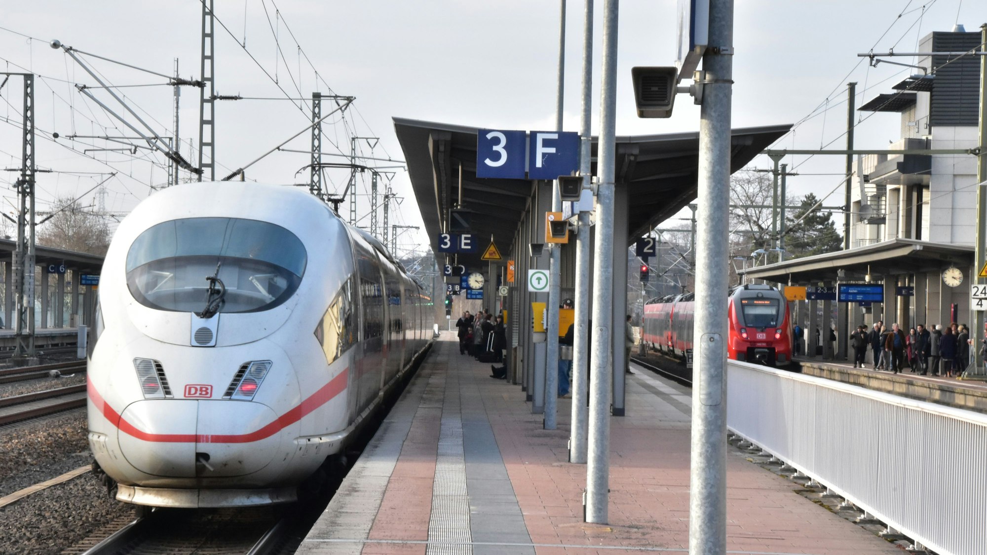 Ein ICE steht am Siegburger Bahnhof.