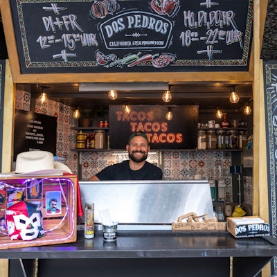 Mann steht in einem Taco-Stand