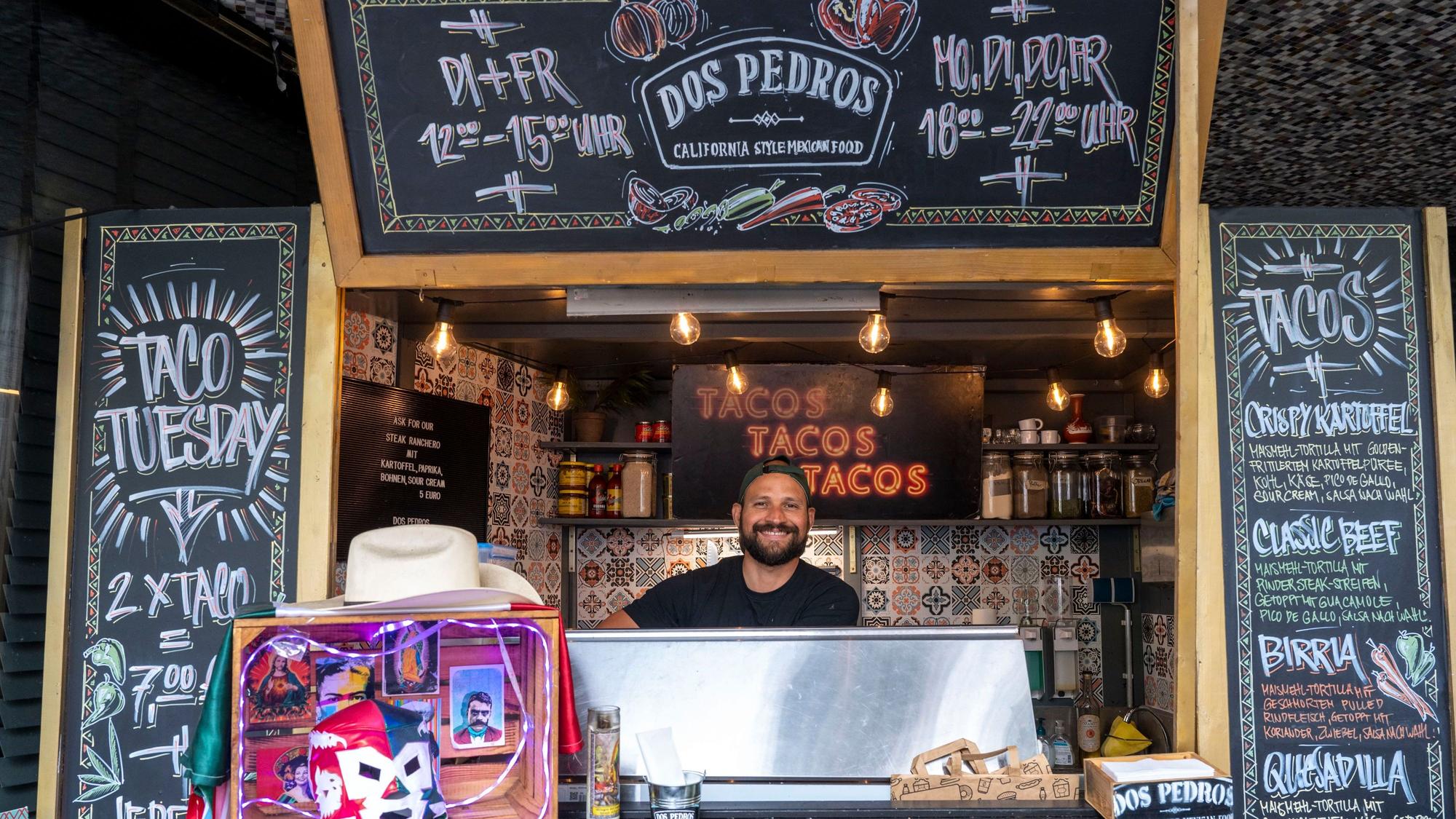 Mann steht in einem Taco-Stand