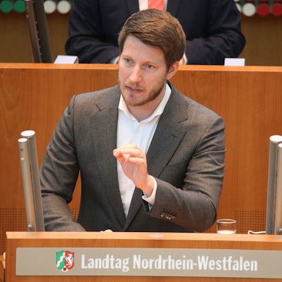 ARCHIV - 17.06.2021, Nordrhein-Westfalen, Düsseldorf: Martin Vincentz, AfD-Landtagsabgeordneter, steht am Rednerpult des Landtages. Der 35-jährige Vincentz soll neuer Landeschef der AfD werden. Die AfD will damit einen Generationenwechsel einleiten. (zu dpa «Mediziner und Landtagsabgeordneter Vincentz will AfD NRW anführen») Foto: David Young/dpa +++ dpa-Bildfunk +++