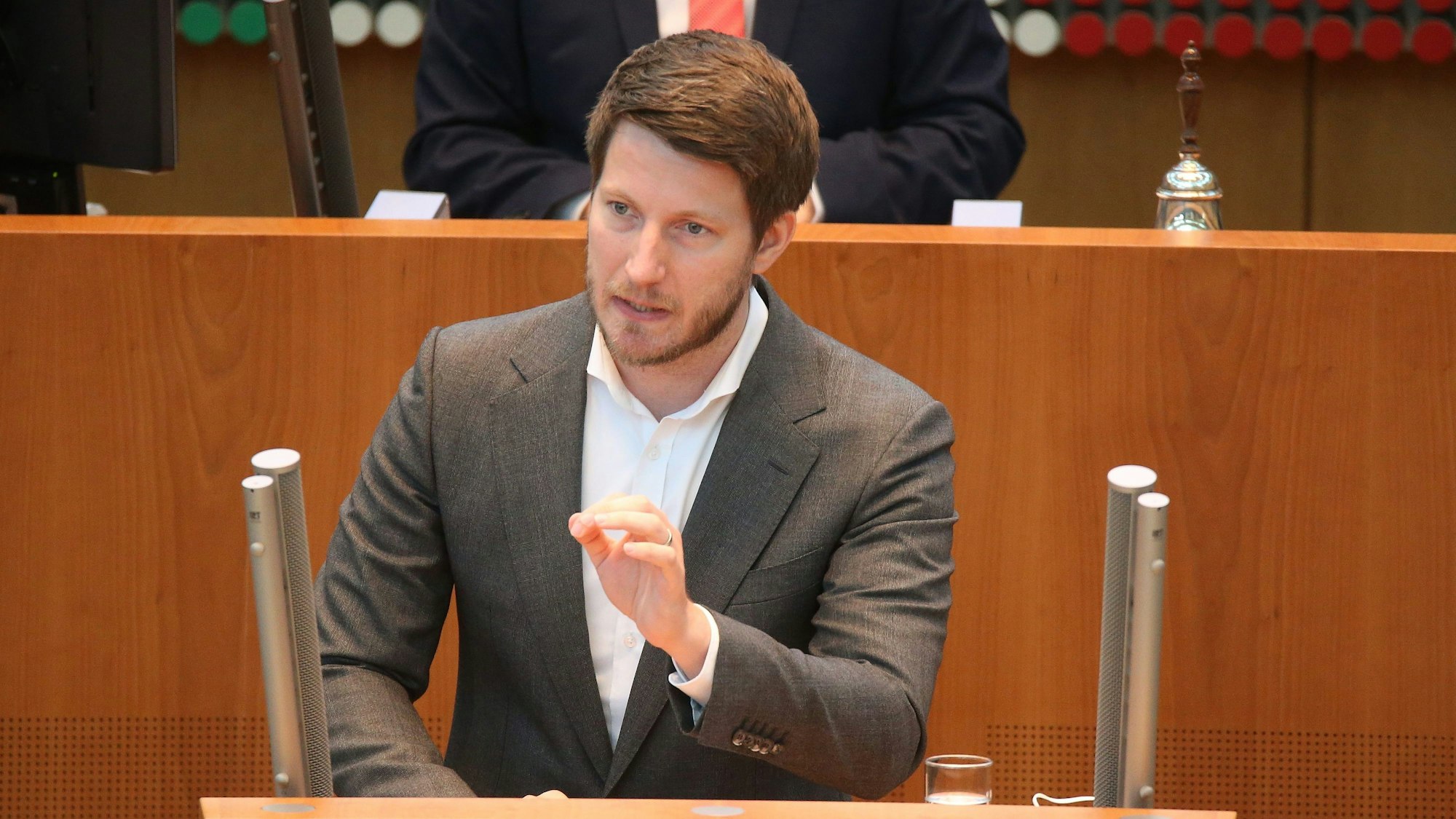 ARCHIV - 17.06.2021, Nordrhein-Westfalen, Düsseldorf: Martin Vincentz, AfD-Landtagsabgeordneter, steht am Rednerpult des Landtages. Der 35-jährige Vincentz soll neuer Landeschef der AfD werden. Die AfD will damit einen Generationenwechsel einleiten. (zu dpa «Mediziner und Landtagsabgeordneter Vincentz will AfD NRW anführen») Foto: David Young/dpa +++ dpa-Bildfunk +++