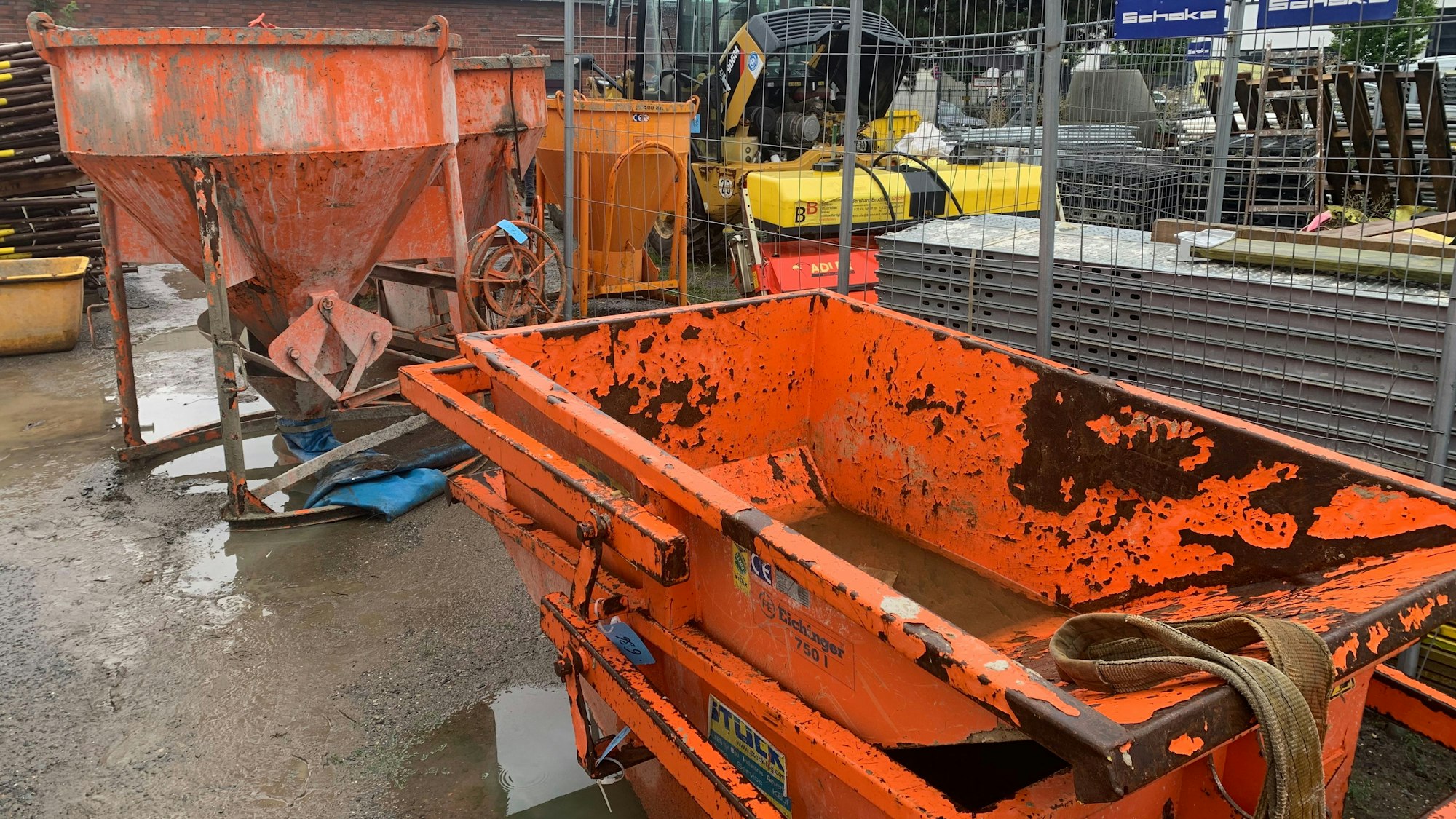 Aushubmulden und Betonsilos stehen auf dem Hof vor der Versteigerungshalle.