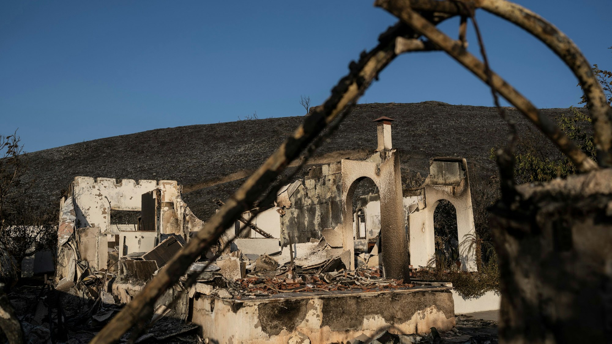 Ein abgebranntes Haus steht in der Nähe des Dorfes Gennadi auf Rhodos.