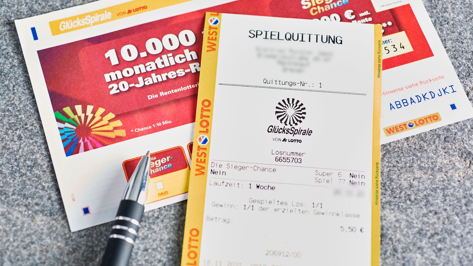 Glücksspirale Spielschein auf dem Tisch.