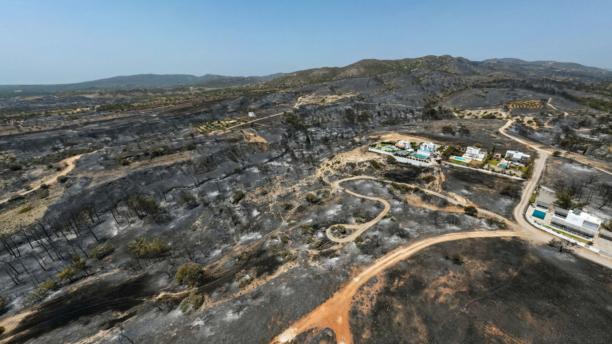 Luftbilder aus der Ortschaft Gennadi zeigen die Spuren des Feuers.