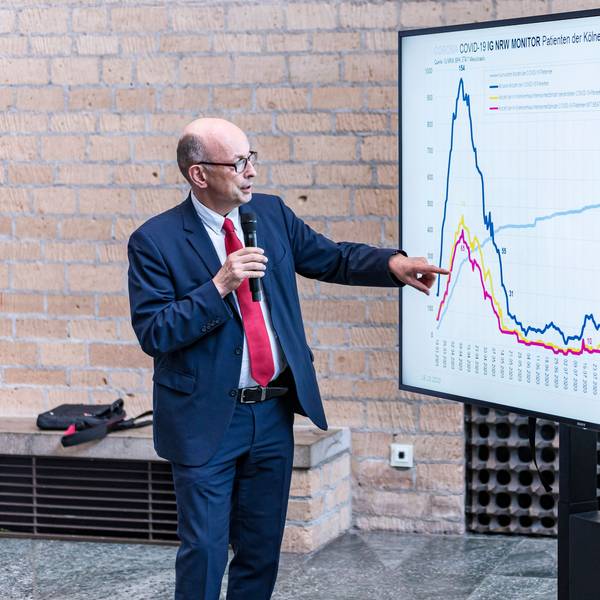 Oktober 2020: Johannes Nießen, ganz in seinem Element, analysiert die Infektionslage