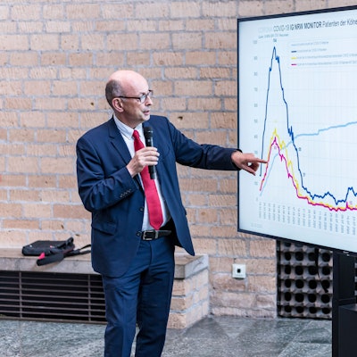 Oktober 2020: Johannes Nießen, ganz in seinem Element, analysiert die Infektionslage