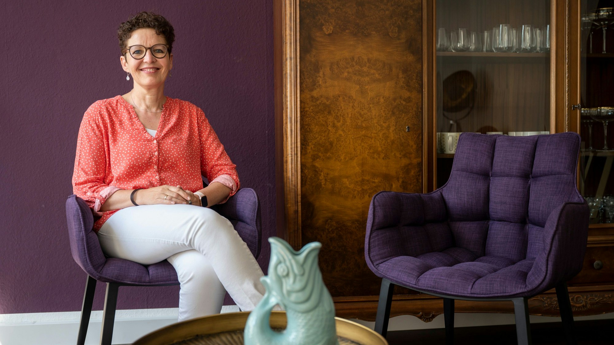 Silke Lemhöfer in ihrer Heilpraxis für Frauen in Nippes