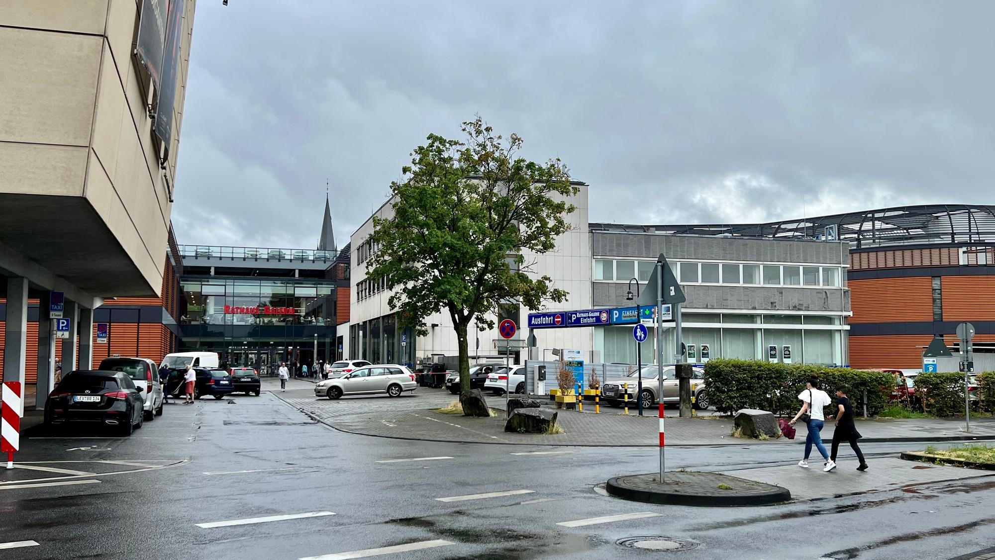 DasPlangebiet Wöhlerstraße mit Kinopolis (links) und Rathaus-Galerie (hnten)