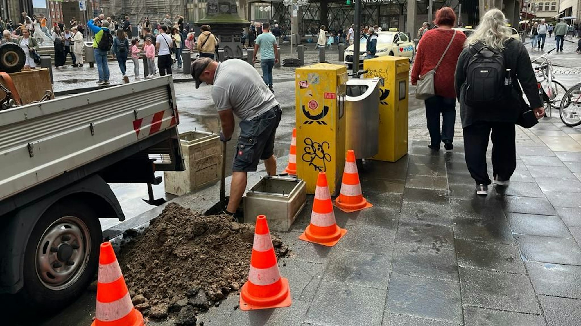 Die Deutsche Post tauscht verwahrloste Briefkästen am Dom aus.