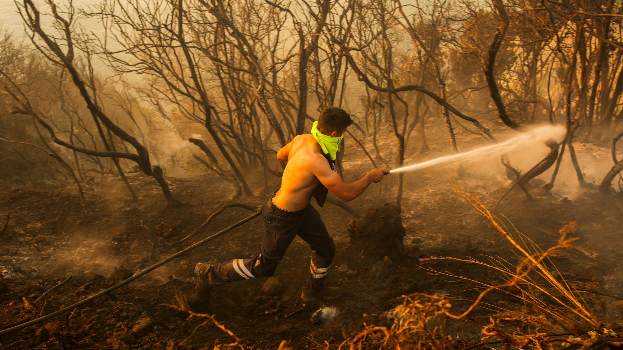 Ein türkischer Feuerwehrmann versucht, einen Waldbrand in Beykoz, einem Vorort von Istanbul, zu löschen.