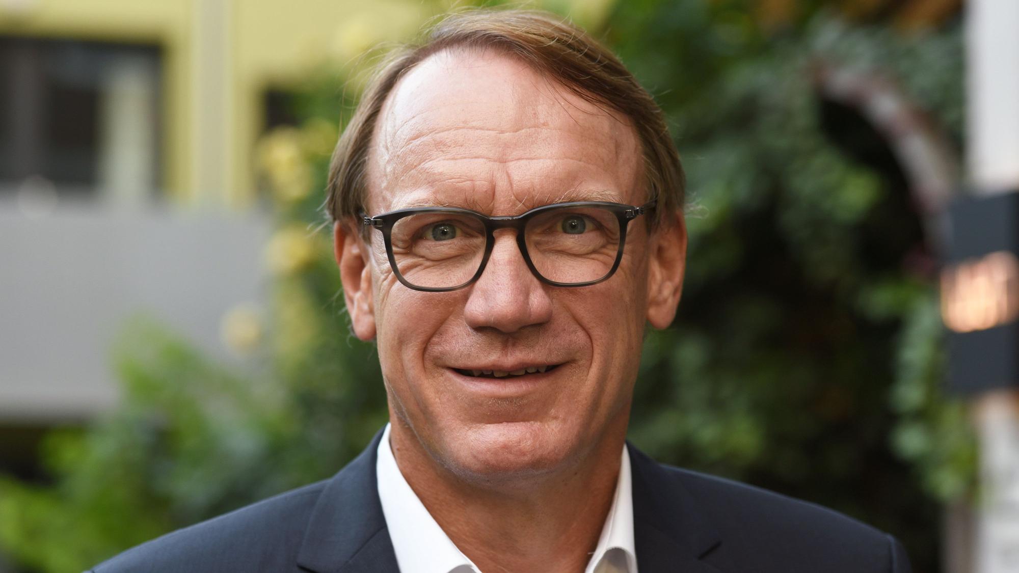 Thomas Preis
lächelt leicht in die Kamera.