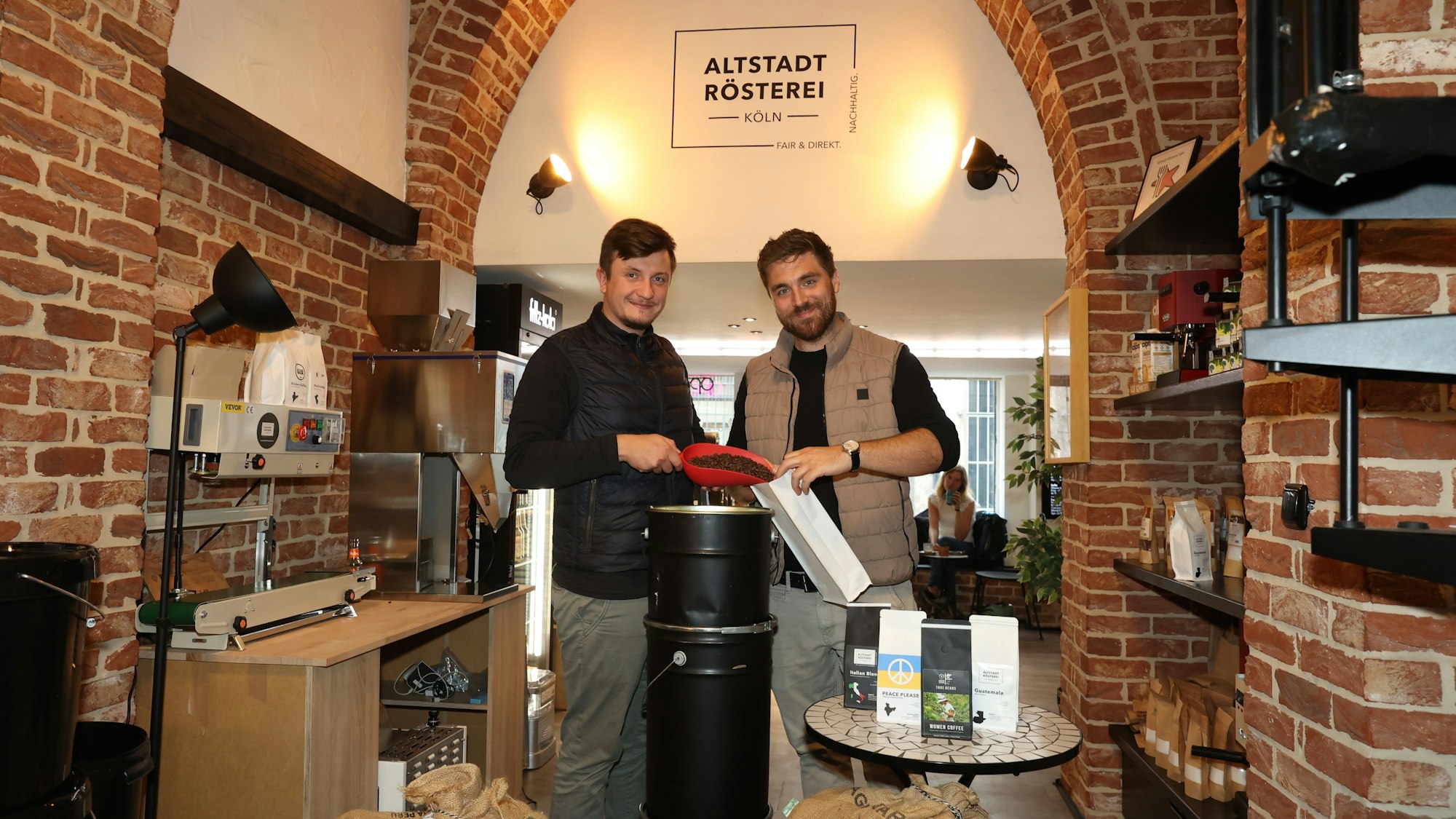 Robin Kracht und Patrick Köhler in ihrer Altstadt-Rösterei
