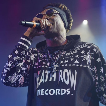 Snoop Dogg auf der Bühne mit ein Mikrofon in der Hand