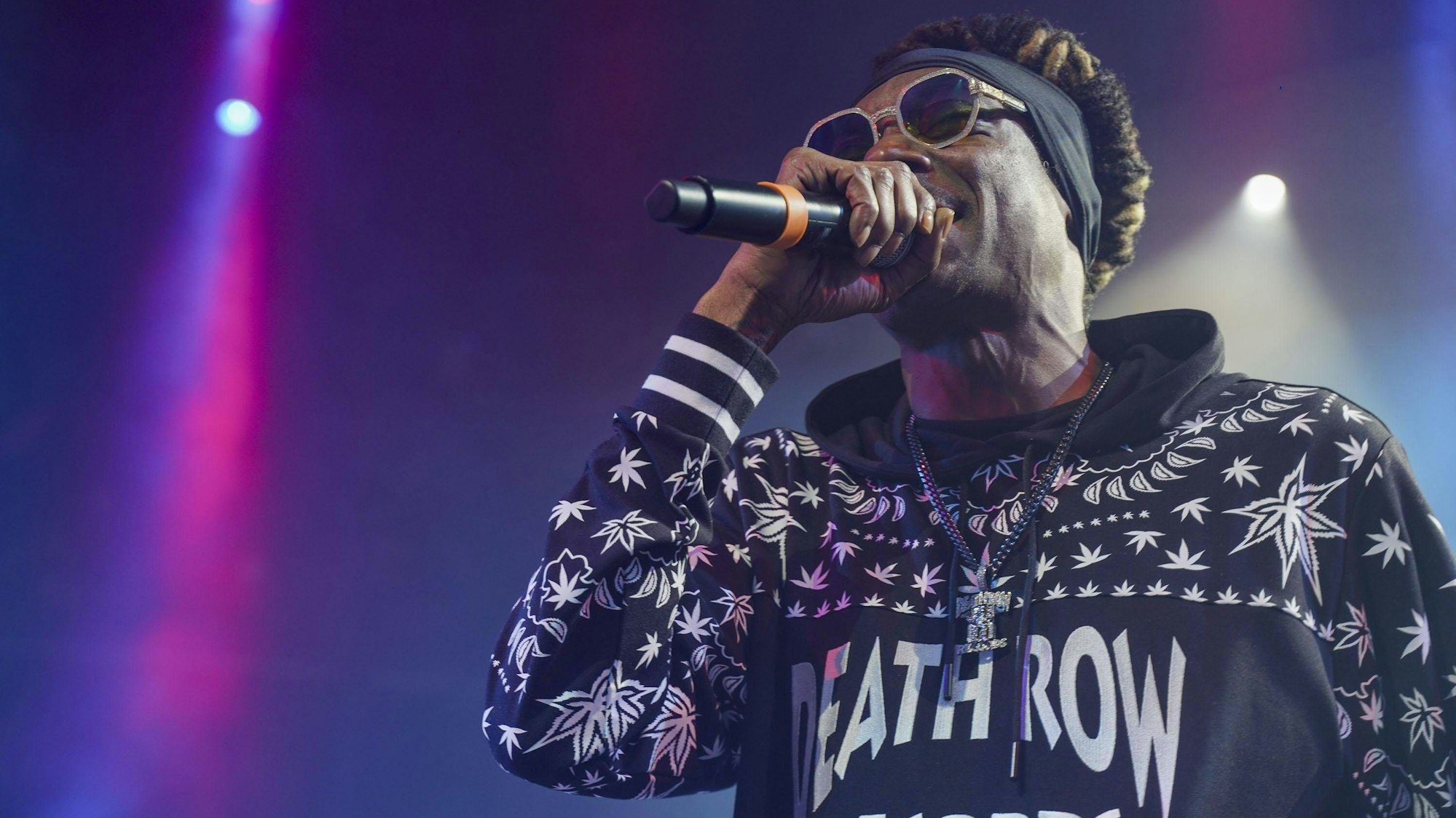 Snoop Dogg auf der Bühne mit ein Mikrofon in der Hand