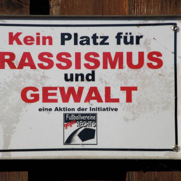 Eine Tafel mit der Aufschrift „Kein Platz für Rassismus und Gewalt“.