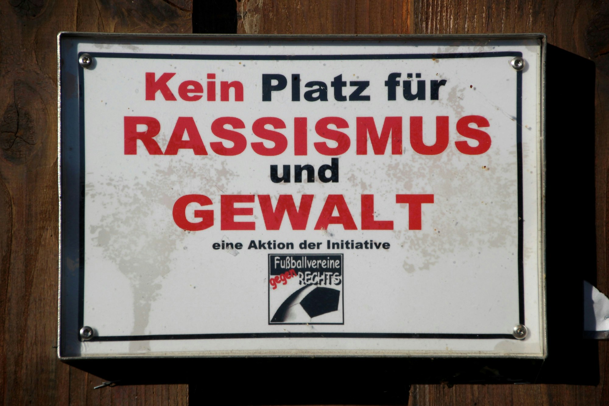 Eine Tafel mit der Aufschrift „Kein Platz für Rassismus und Gewalt“.