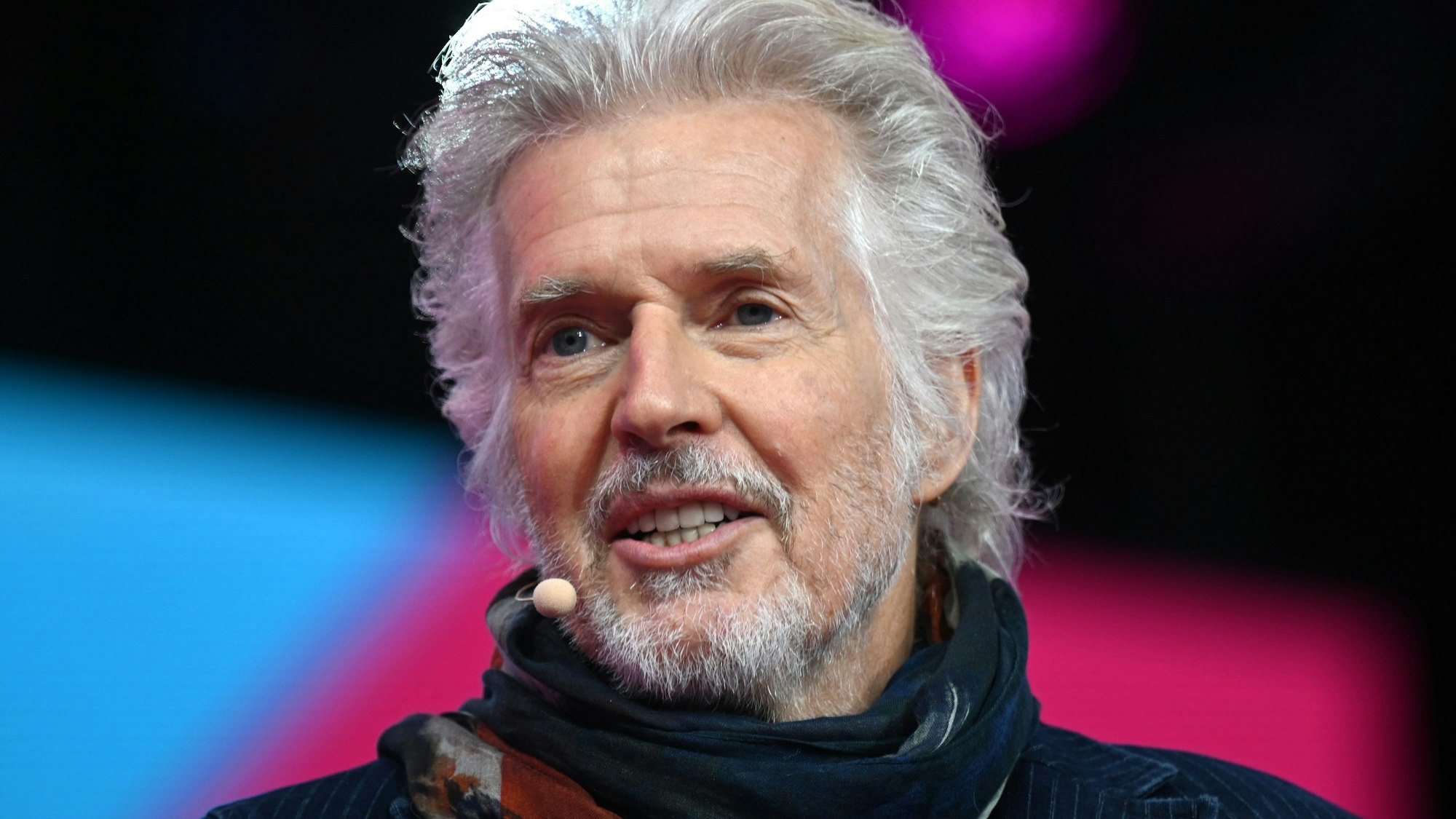 ARCHIV - 14.09.2022, Nordrhein-Westfalen, Köln: Frank Schätzing, Schriftsteller, steht auf der Bühne bei der Konferenz Digital X. (zu dpa «Schriftsteller Frank Schätzing stößt sich an «Schwarm»-Verfilmung») Foto: Federico Gambarini/dpa +++ dpa-Bildfunk +++