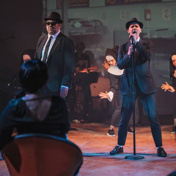 Musicaldarsteller bei einer Aufführung des Stücks "Blues Brothers".