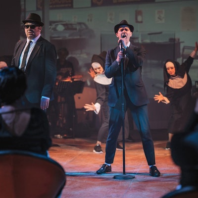 Musicaldarsteller bei einer Aufführung des Stücks "Blues Brothers".