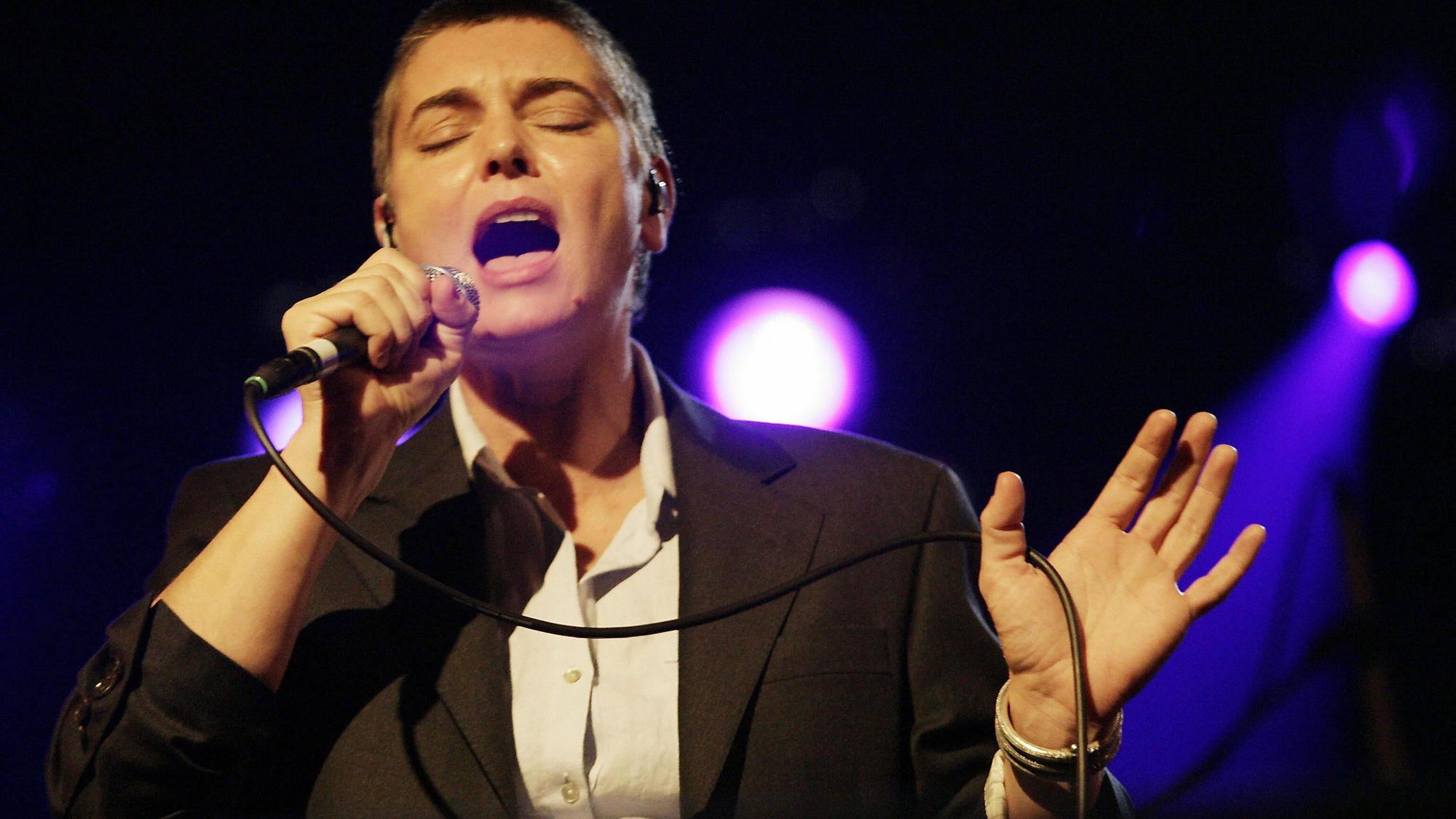 Die irische Sängerin Sinead O'Connor singt bei den Leverkusener Jazztagen am 9. November 2007 im Forum Leverkusen.