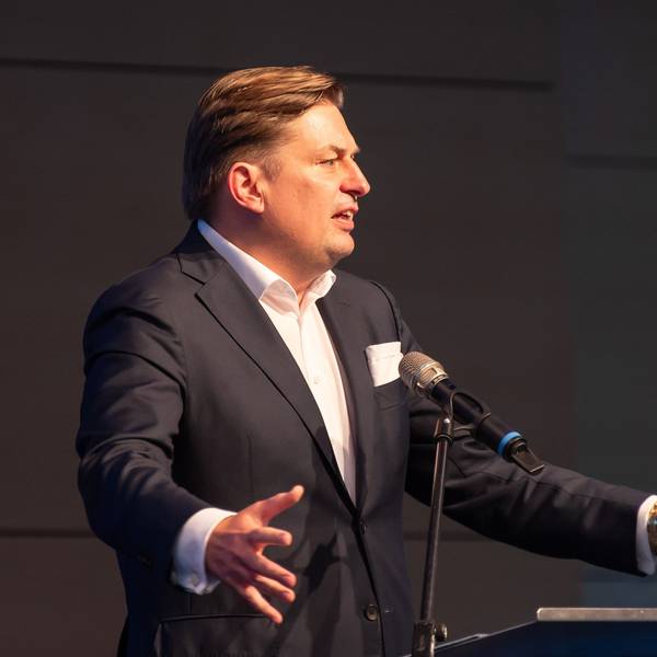 29.06.2023, Baden-Württemberg, Rottweil: Maximilian Krah, AfD-Europaabgeordneter, spricht bei der AfD-Veranstaltung «Der Nationalstaat zwischen Föderalismus und Europäischer Union» in der Stadthalle. Foto: Silas Stein/dpa +++ dpa-Bildfunk +++