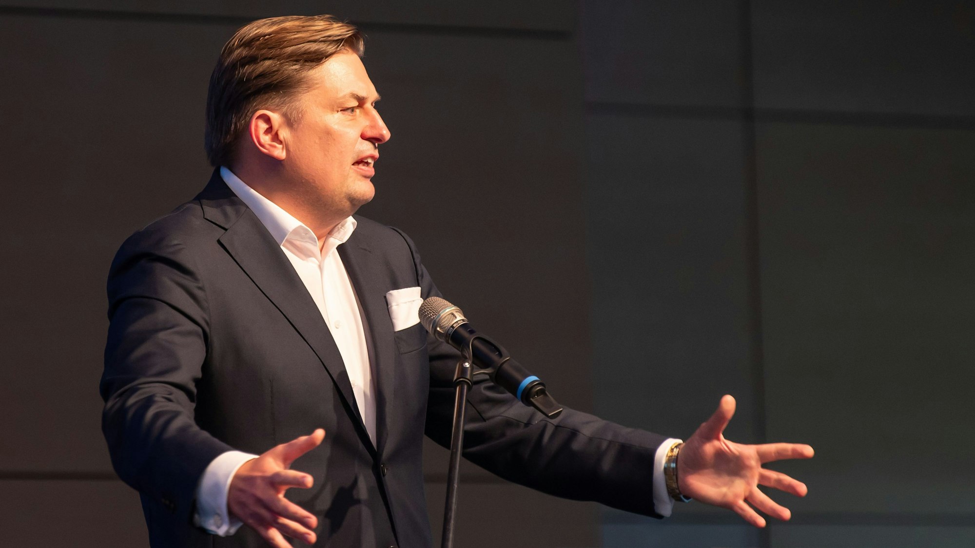 29.06.2023, Baden-Württemberg, Rottweil: Maximilian Krah, AfD-Europaabgeordneter, spricht bei der AfD-Veranstaltung «Der Nationalstaat zwischen Föderalismus und Europäischer Union» in der Stadthalle. Foto: Silas Stein/dpa +++ dpa-Bildfunk +++