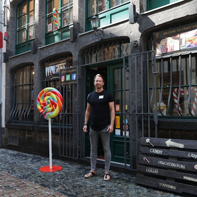 Christian Kremer vor seinem Süßigkeitenladen