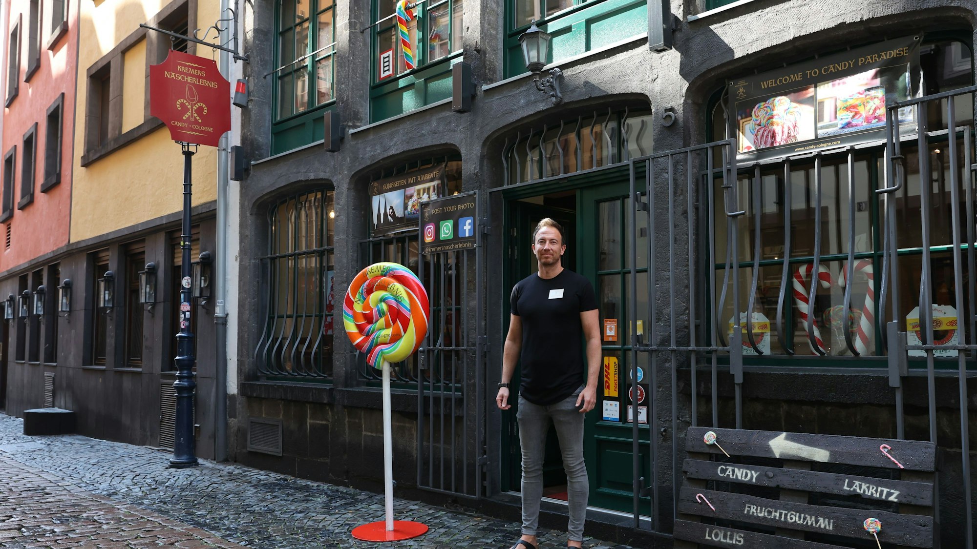 Christian Kremer vor seinem Süßigkeitenladen