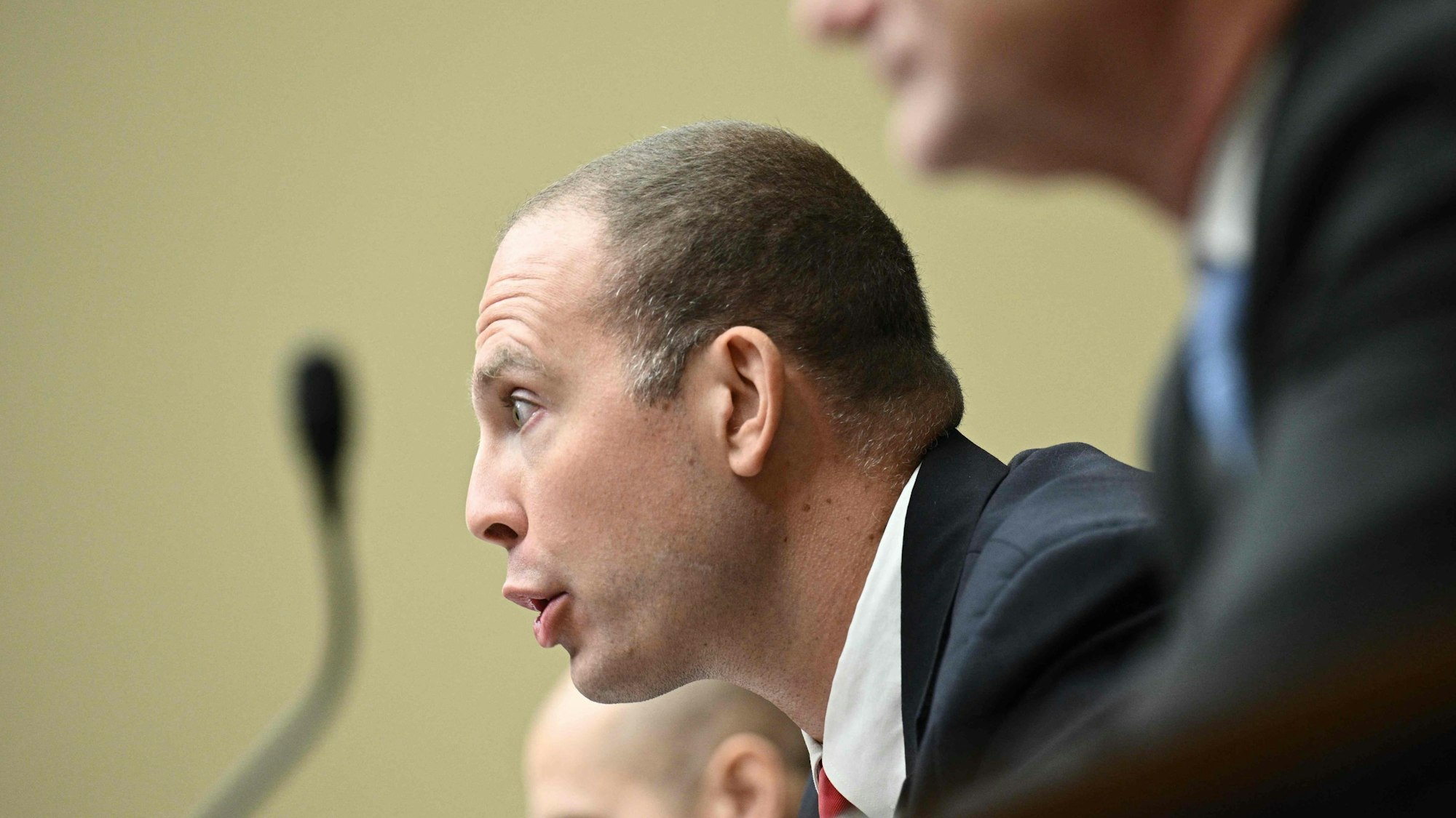 Ex-Geheimdienstoffizier David Grusch sagt in einer Anhörung vor dem US-Kongress aus. Grusch hatte behauptet, dass die USA ein geheimes UFO-Programm haben und in dessen Rahmen auch Alien-Überreste entdeckt hätten.