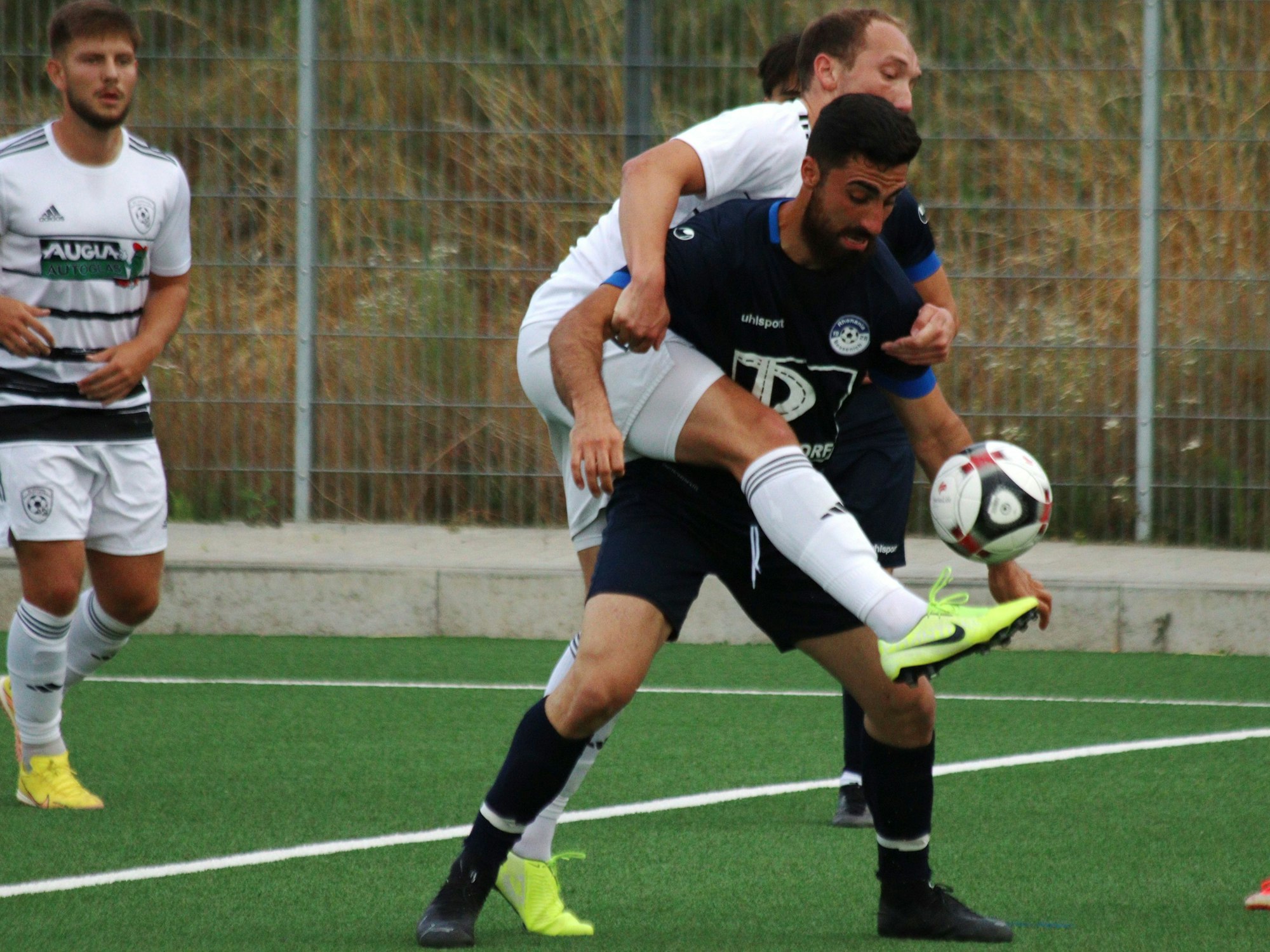 Intensiver Zweikampf zweier Fußballer.