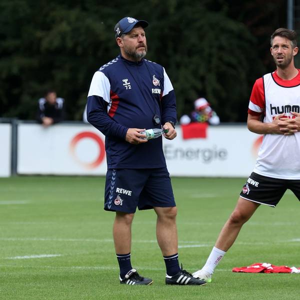 FC-Trainer Steffen Baumgart und Mark Uth beim Training am Geißbockheim im Juli.