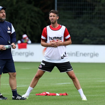 FC-Trainer Steffen Baumgart und Mark Uth beim Training am Geißbockheim im Juli.
