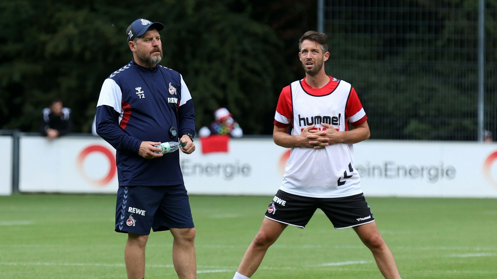 Mark Uth und Trainer Steffen Baumgart sprechen am Mittwoch miteinander während des Trainings am Geißbockheim.