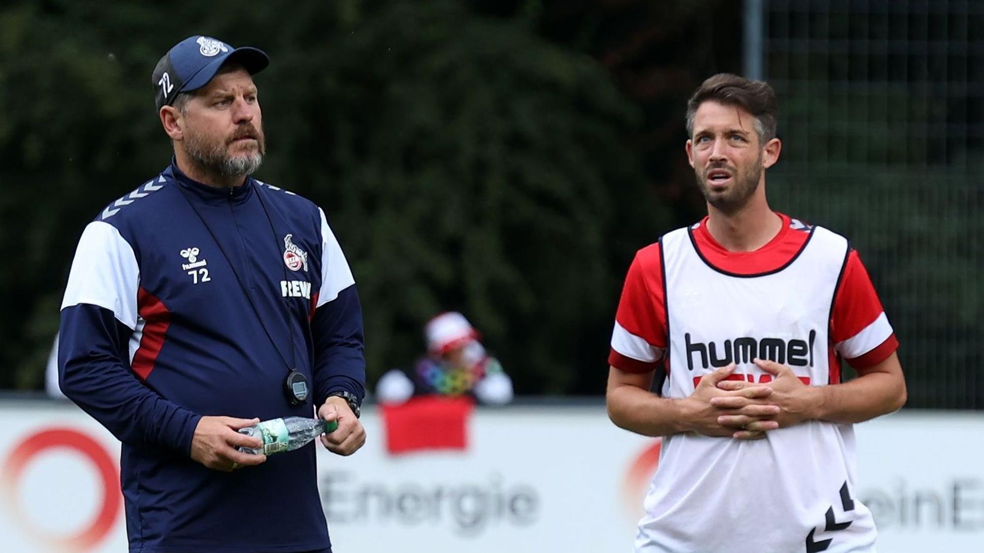 FC-Trainer Steffen Baumgart und Mark Uth beim Training am Geißbockheim im Juli.