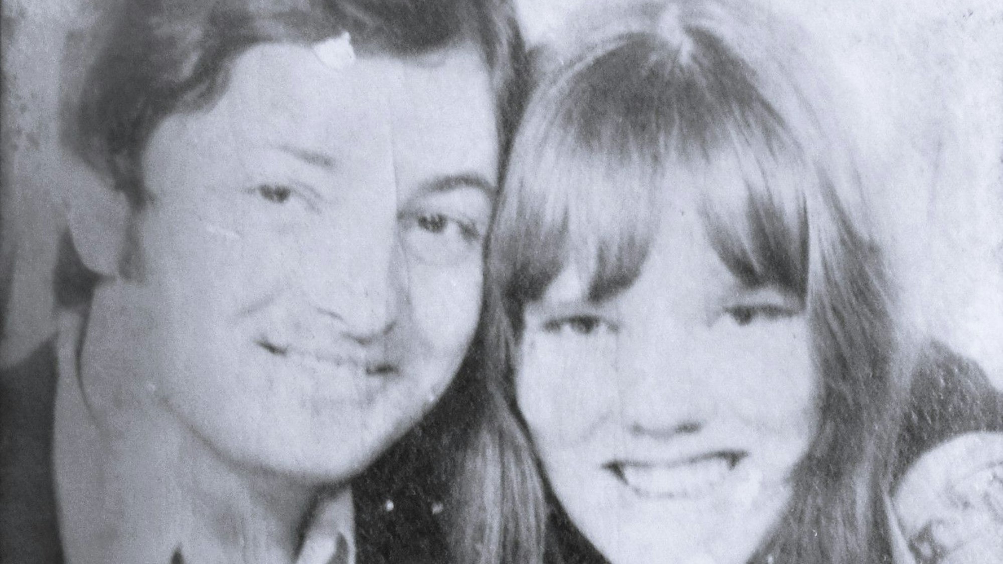 Auf einem alten schwarz weißen Foto ist ein junges Paar zu sehen.