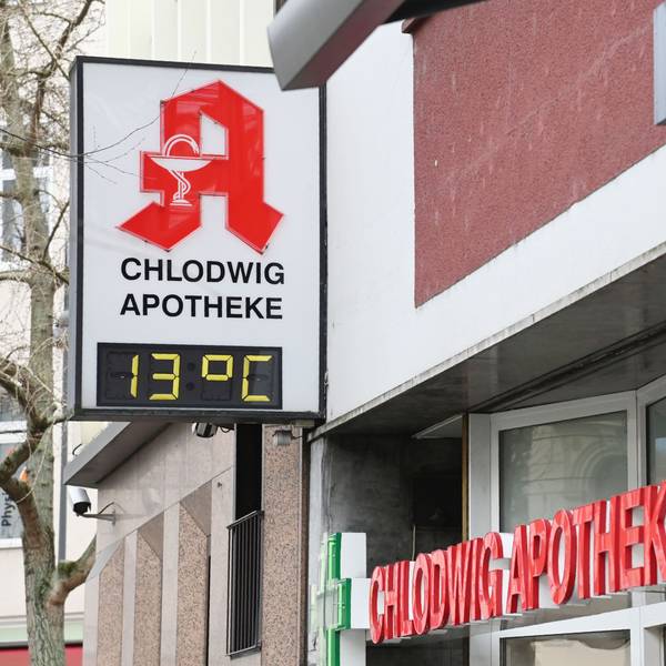 EIn Thermometer der Chlodwig Apotheke am Chlodwigplatz zeigt 13° Celsius.