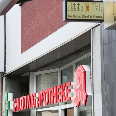 EIn Thermometer der Chlodwig Apotheke am Chlodwigplatz zeigt 13° Celsius.