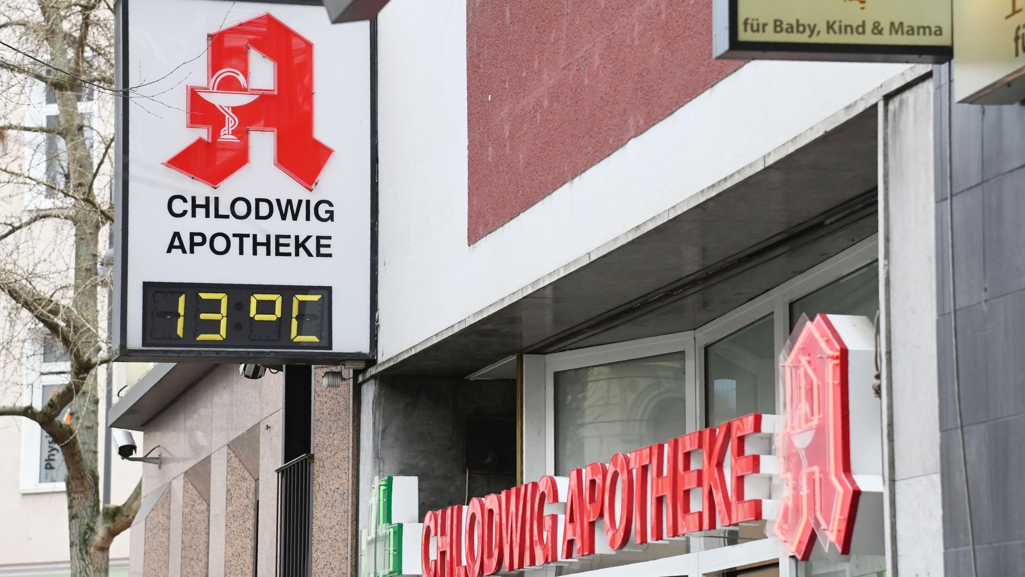 EIn Thermometer der Chlodwig Apotheke am Chlodwigplatz zeigt 13° Celsius.