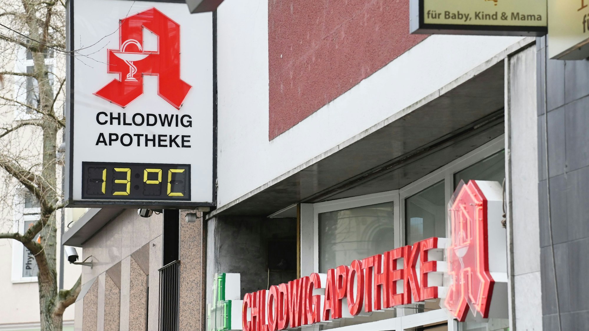 EIn Thermometer der Chlodwig Apotheke am Chlodwigplatz zeigt 13° Celsius.