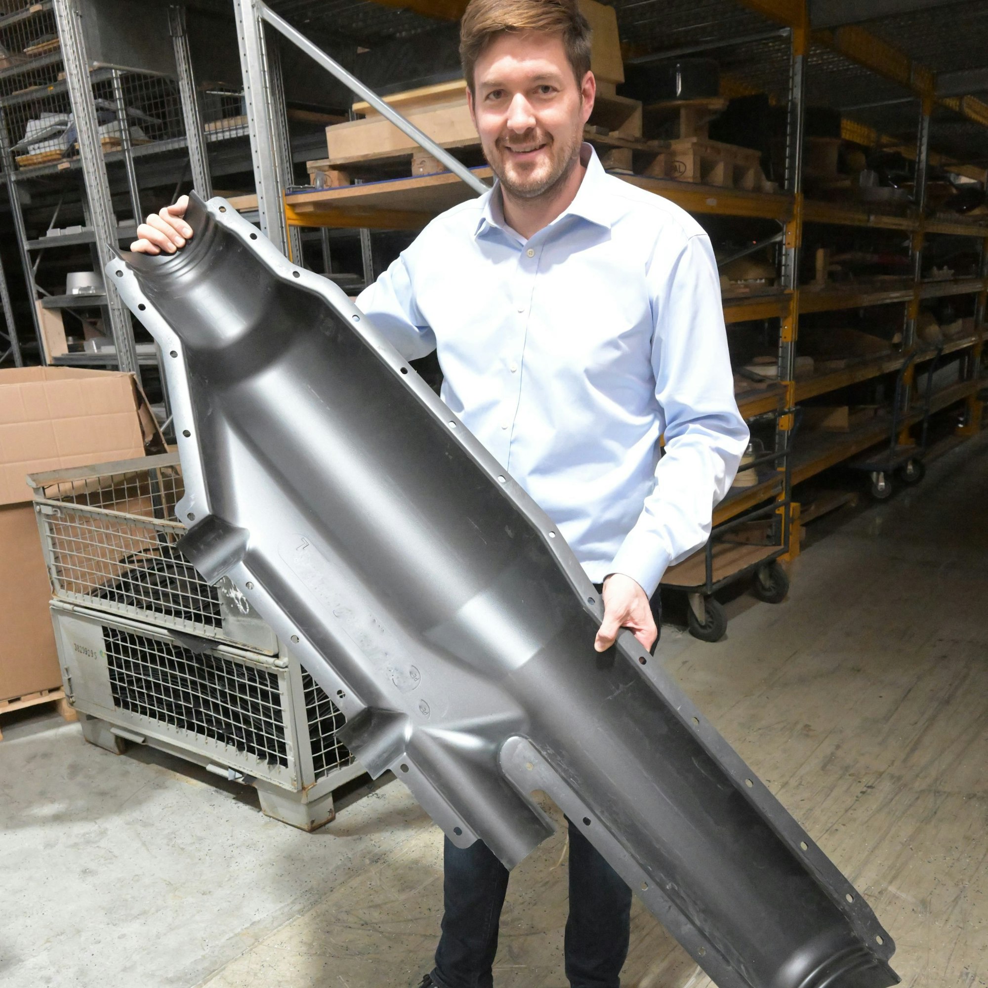 Constantin Fischer hält eine riesige Kabelmuffe in den Händen.