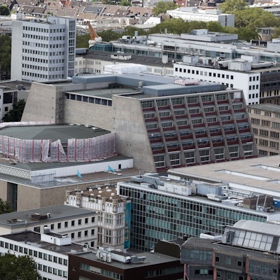 Das Bild zeigt das Kölner Opernhaus von oben.
